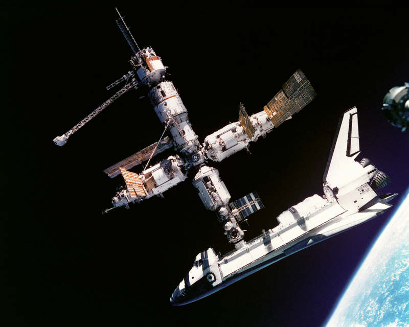 Illustration for article titled Amazing photo of the MIR space station against the immensity of Earth